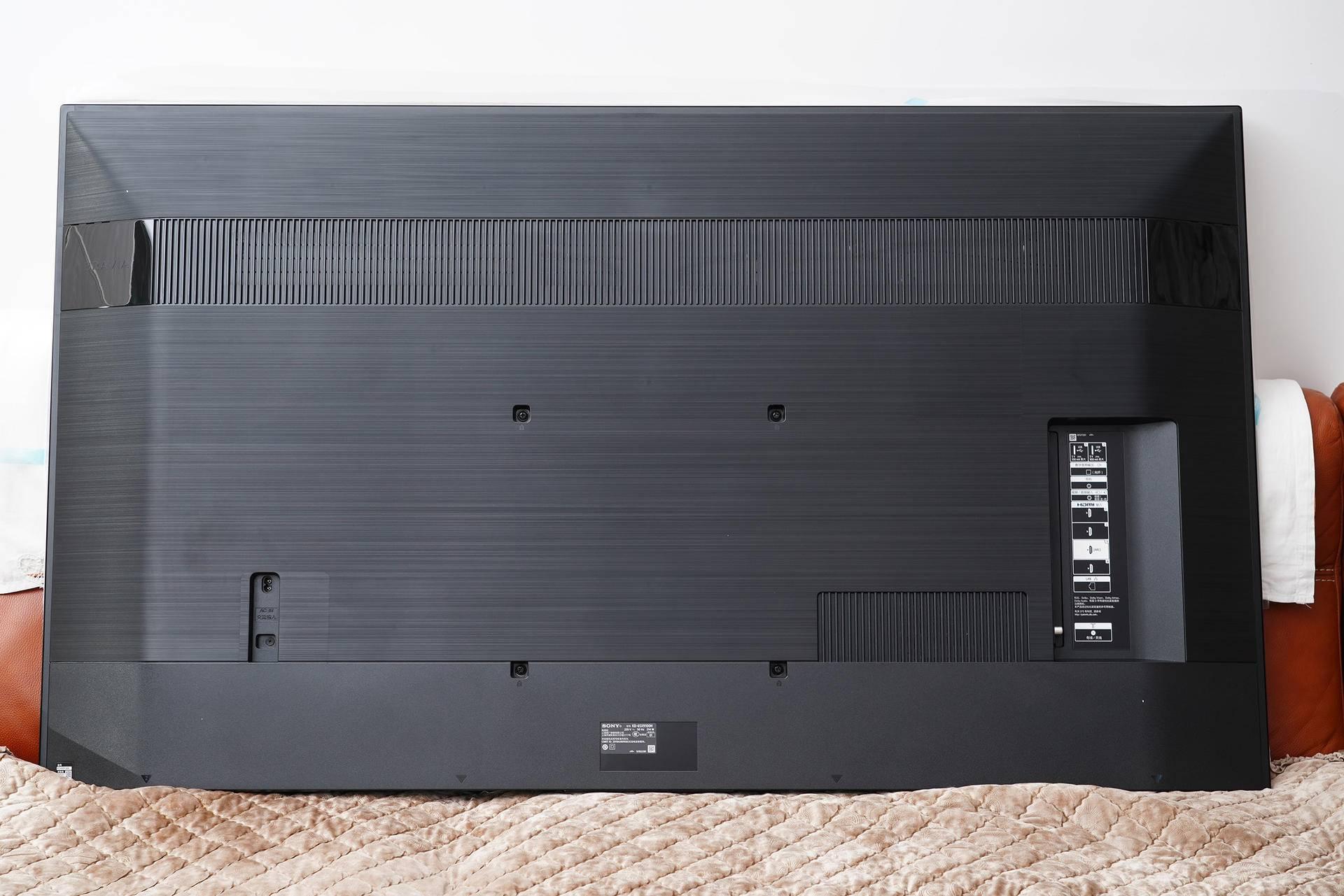 这台65x9100h背后有几个扬声器,玩游戏,看电影时左右声道区分更明显.