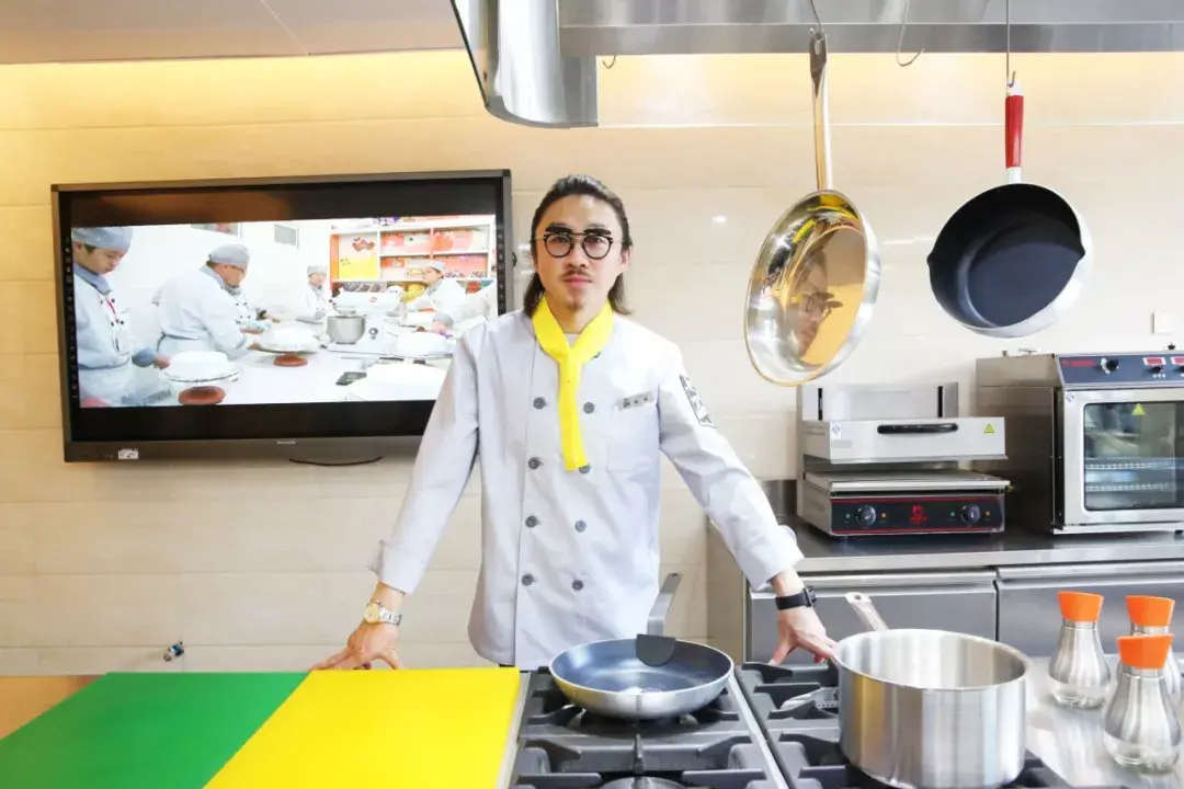 做菜的招式也唬得大家一愣一愣的,就连何炅都说,黄研做菜有种莫名奇妙