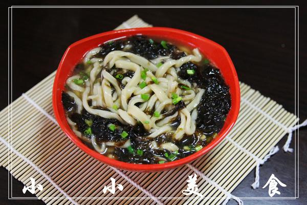 下面以倒爠锅热汤面为例,详细说说倒爠锅的步骤:倒炝锅热汤面:面条