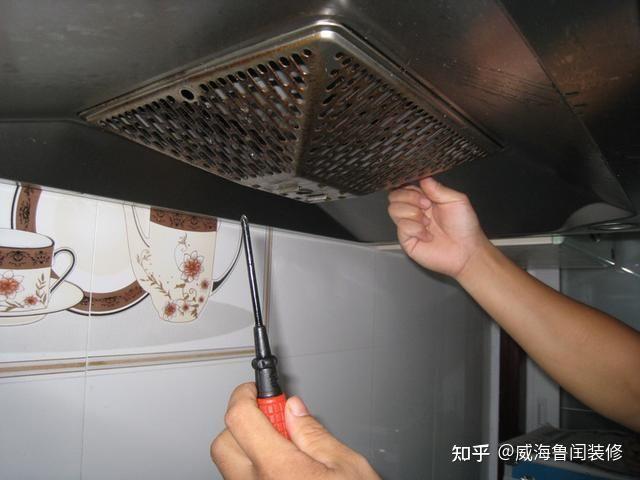 油烟机烟筒有破洞怎么修