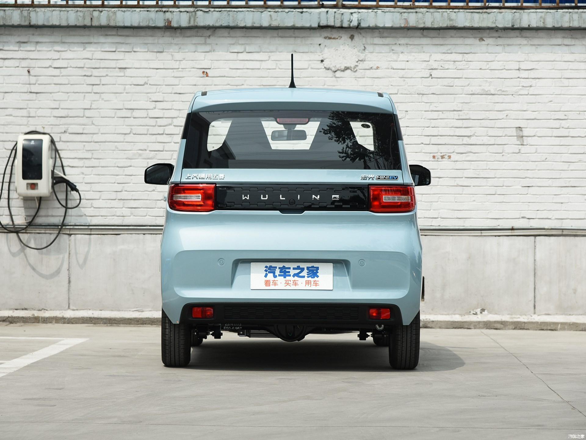 虽然看起来有些简陋,但是必要的配置五菱宏光mini ev都有配齐给你