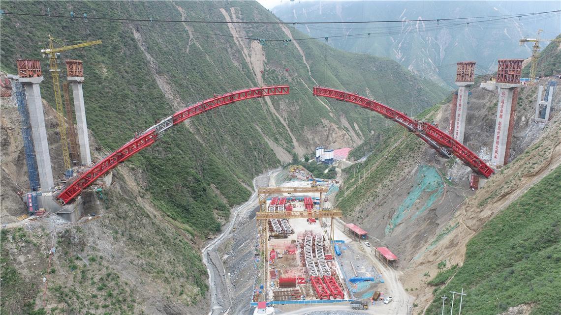 武九高速尖山沟特大桥主拱圈在233米高空合龙
