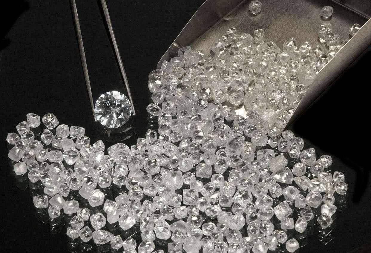 俄罗斯将拍卖稀有钻石原石 重达242克拉