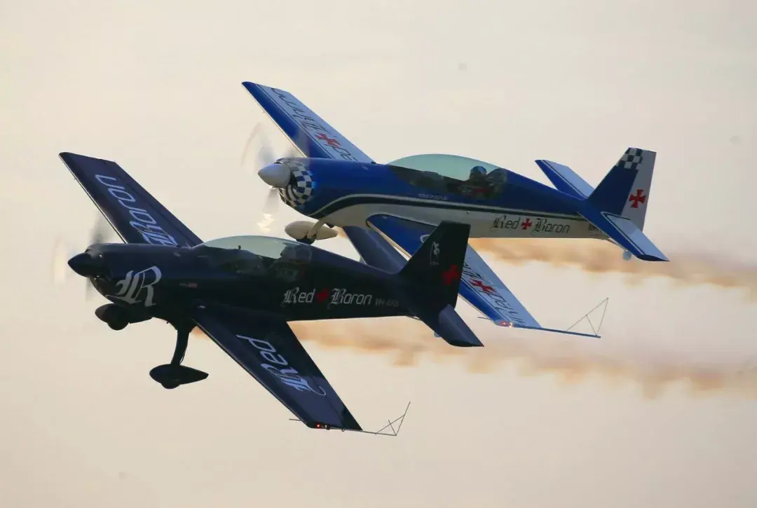 图看石家庄中国通航展特技飞机低空通场