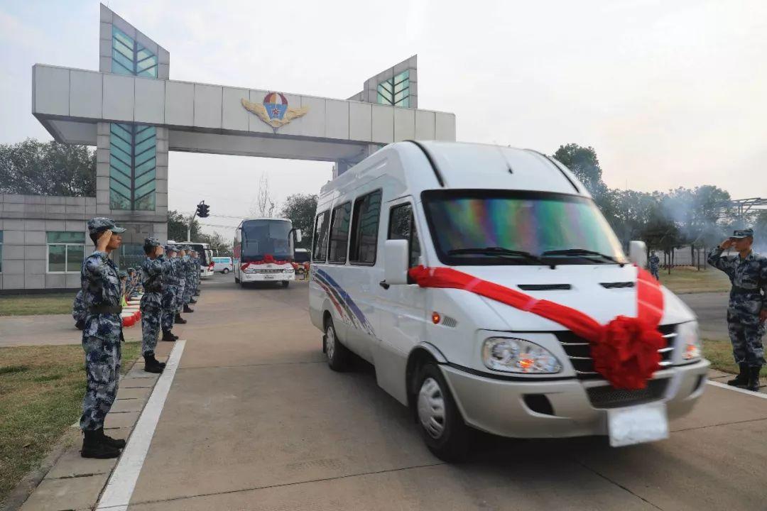 征尘未洗再披战衣归建4天受阅官兵走上演训场