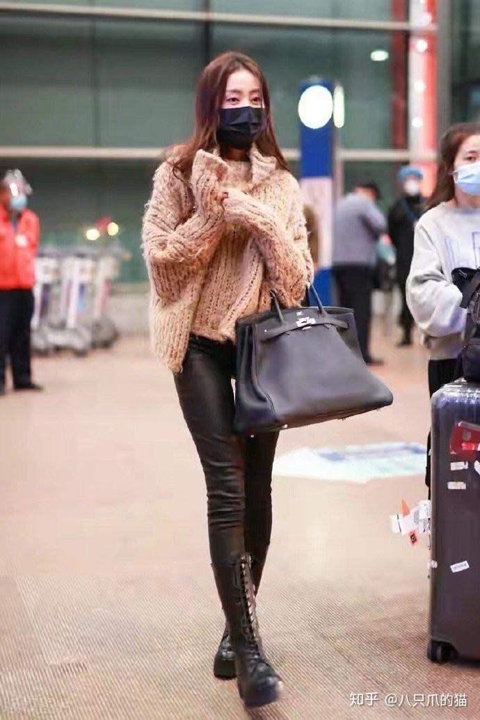 杨幂穿黑色皮裤造型显曲线颜值和身材都不像34岁真让人羡慕