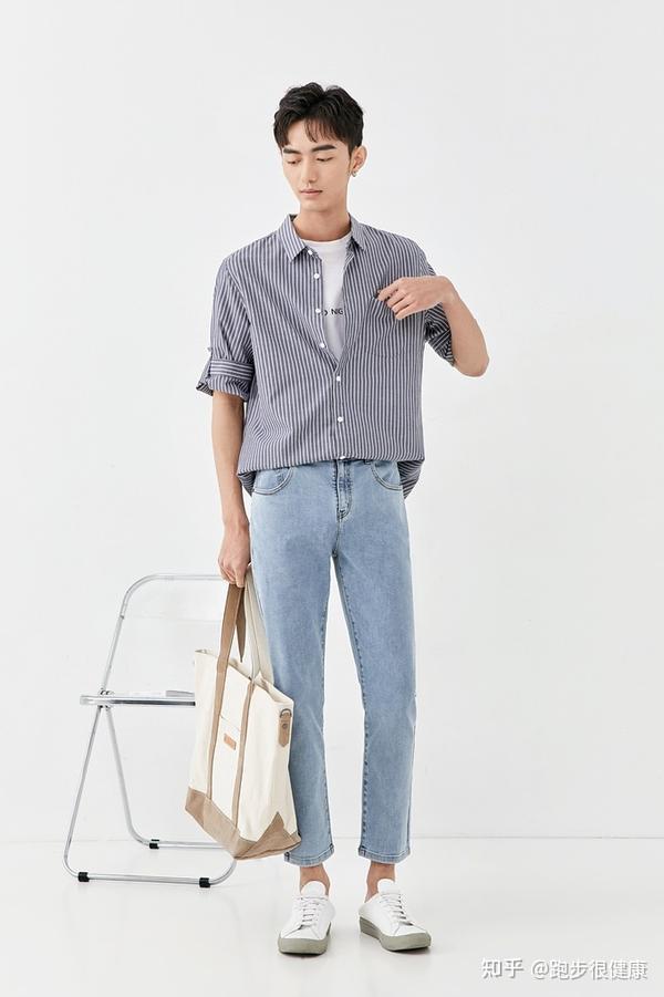 男生浅色牛仔裤如何搭配上衣?