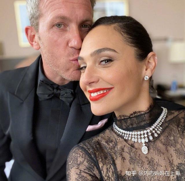 36岁盖尔加朵宣布怀三胎晒全家福温馨满满