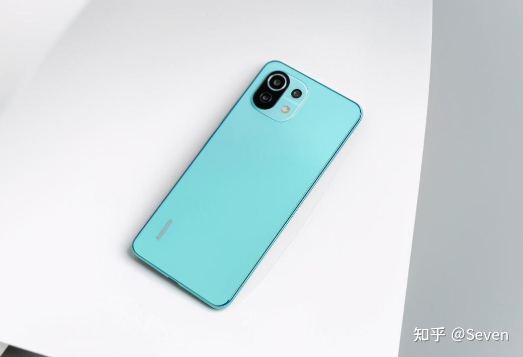 小米11青春版的屏幕尺寸与主流手机差不多,采用了一块6.