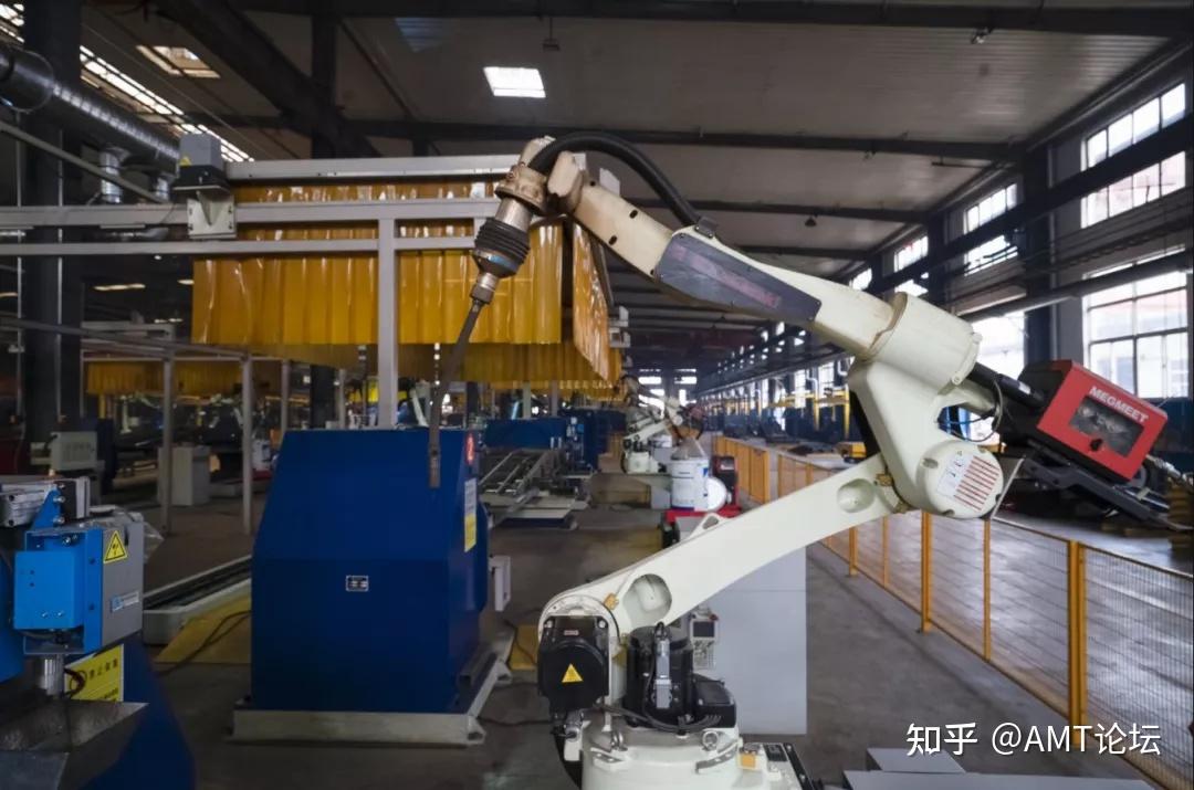煤机行业自动化生产线上工业机器人