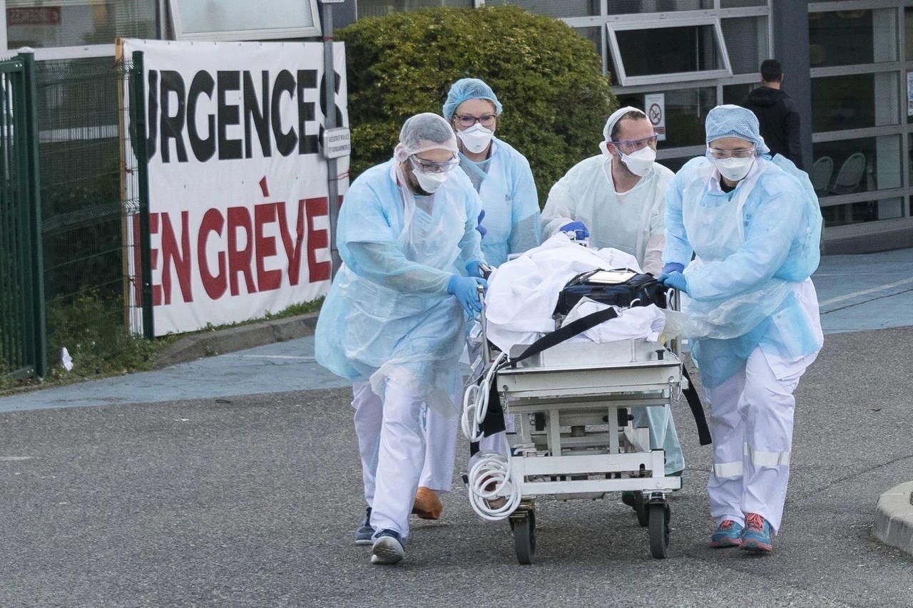 什么操作面对疫情法国人每晚8点在阳台鼓掌