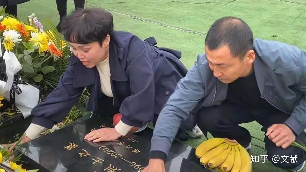 悼念戍邊烈士王焯冉全國各地近五萬人自發獻花祭英烈奶奶仍在等孫子