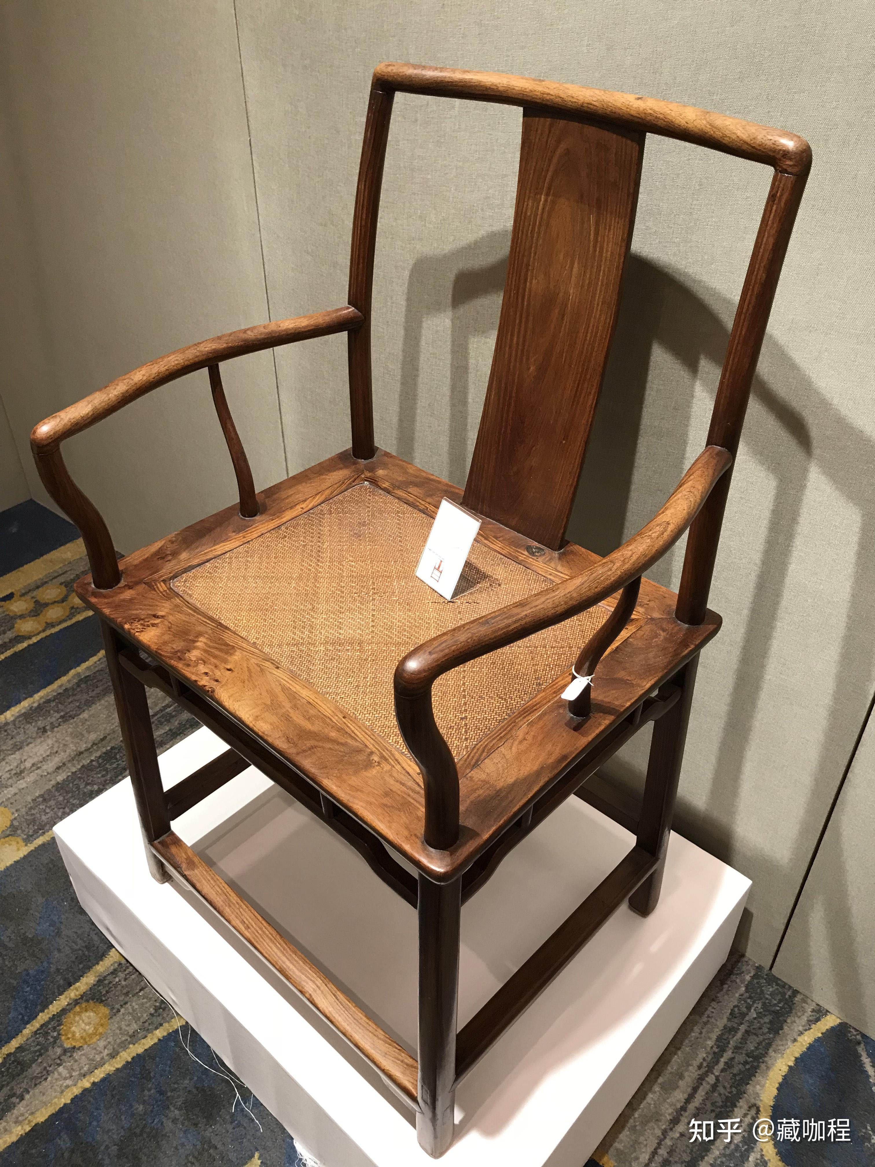 罗锅枨加矮老的黄花梨南官帽椅不少,椅盘下带牙条结构却只此一例,椅子
