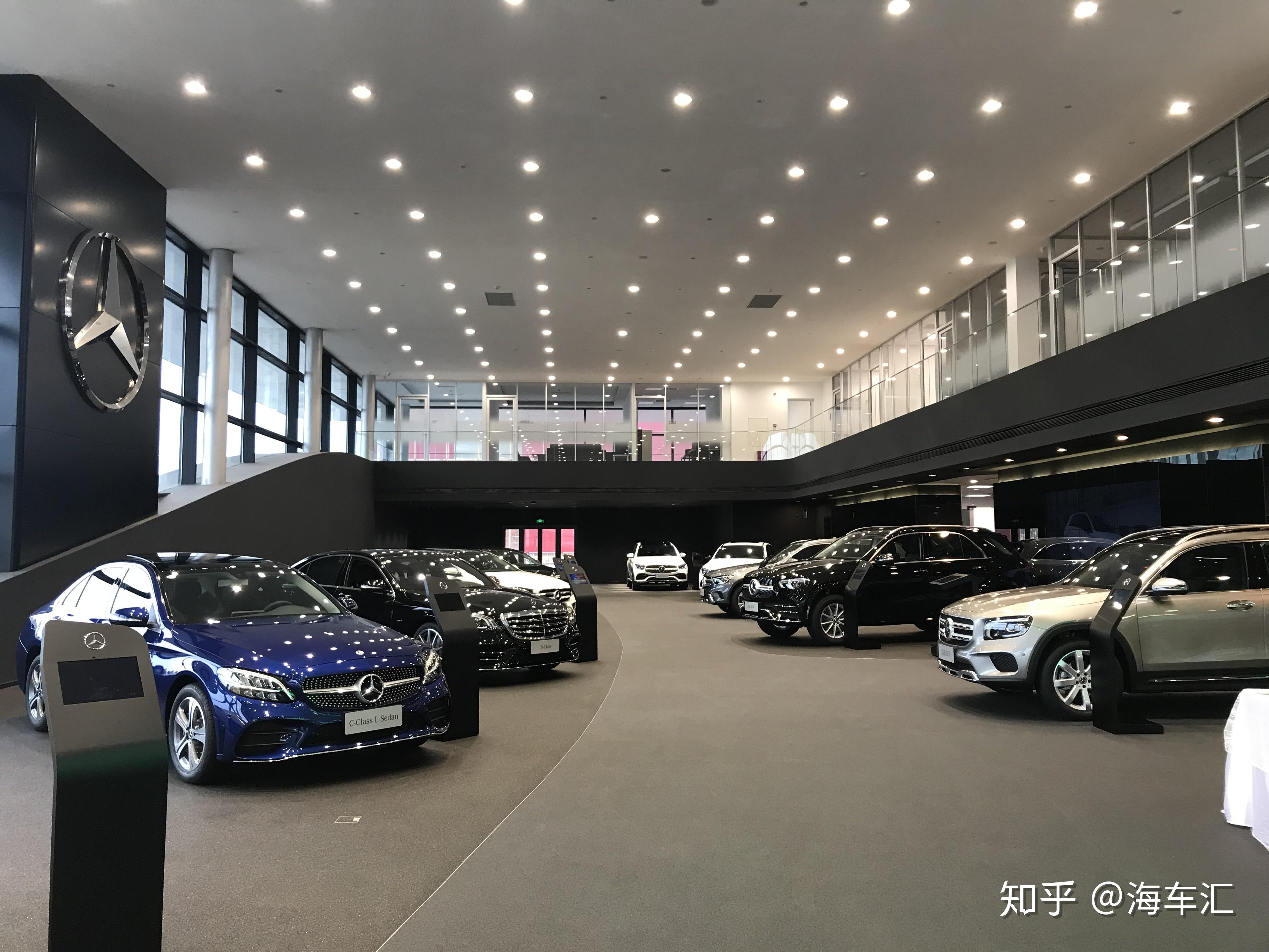 2020展厅将光与科技完美结合,充分体现了梅赛德斯-奔驰对美学的追求