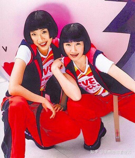 「中国娃娃」最初由两位泰籍华裔女生陈冠桦(娃娃)和李晓燕(贝儿)于