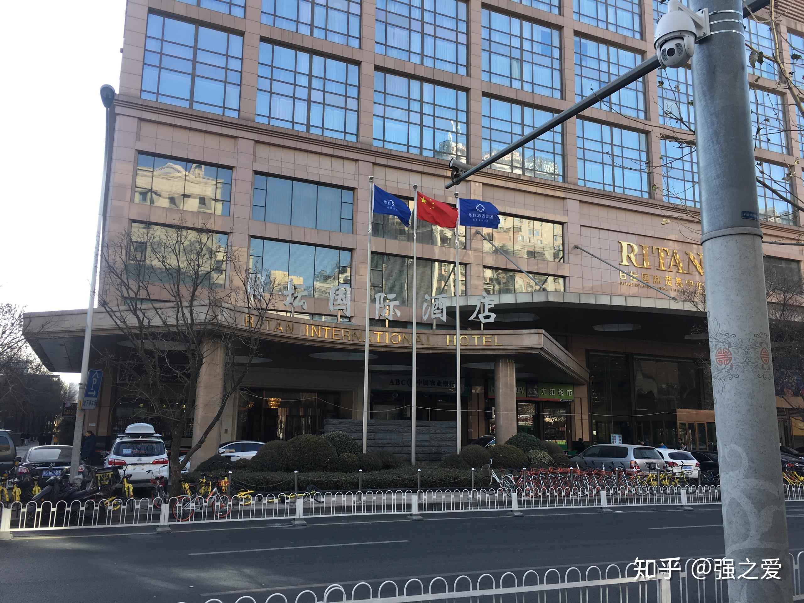 当时,魏强与两位同伴从事发地北京朝阳区日坛附近某国际酒店走出,与以