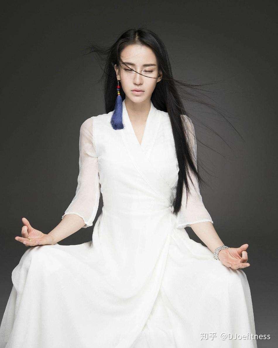 母其弥雅，被成龙提携，瑜伽“教母”究竟“功力”如何？ - 知乎