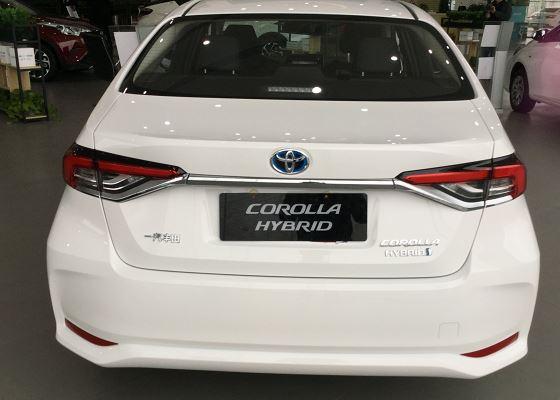 2021款丰田卡罗拉到店车长4635mm配主动刹车混动油耗仅4l