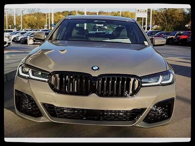 新款宝马5系水泥灰的涂装非常亮眼带来很强的运动气场