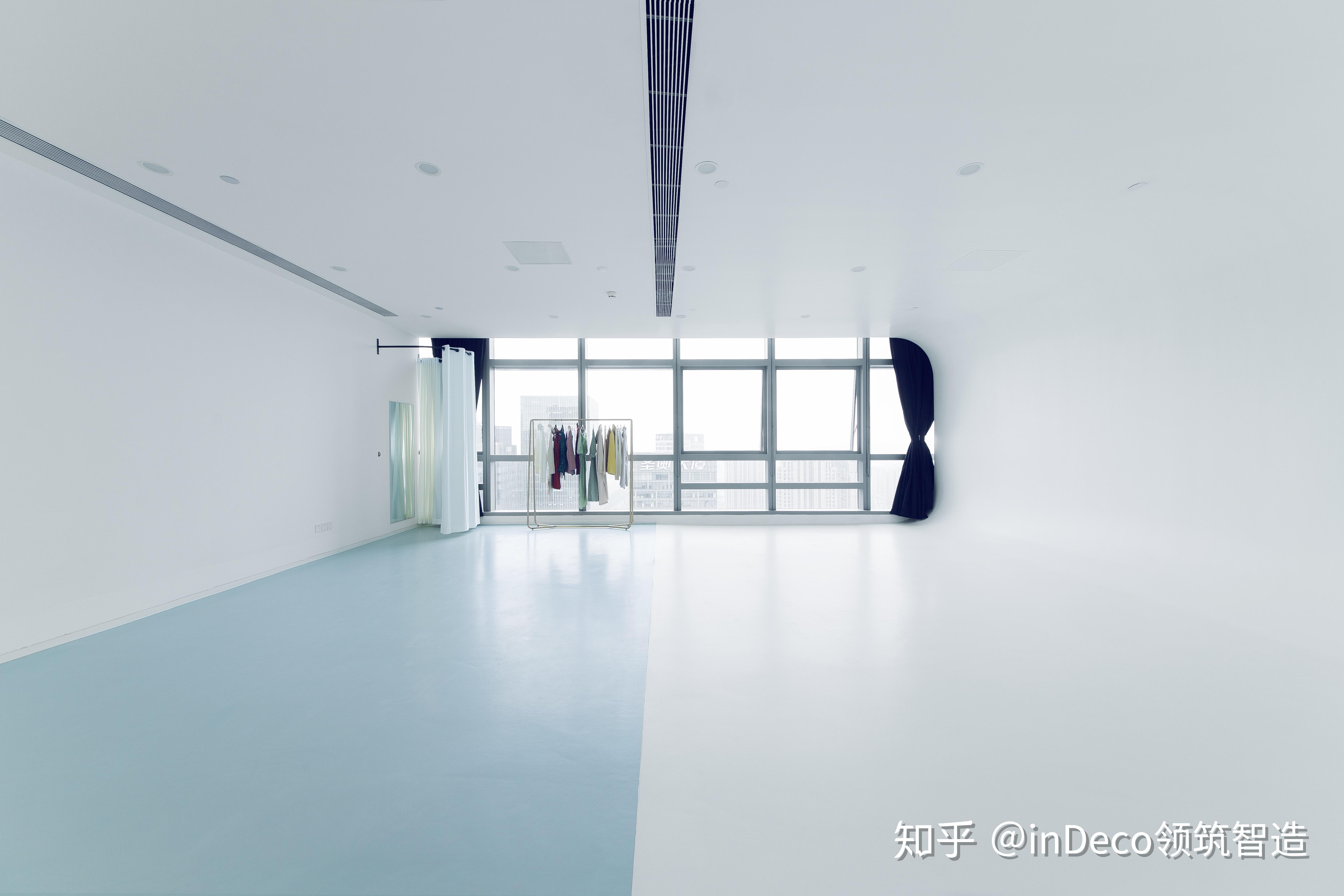 除了标准的无影墙设置之外,对影棚空间纵深的特别探索,不仅节约有限