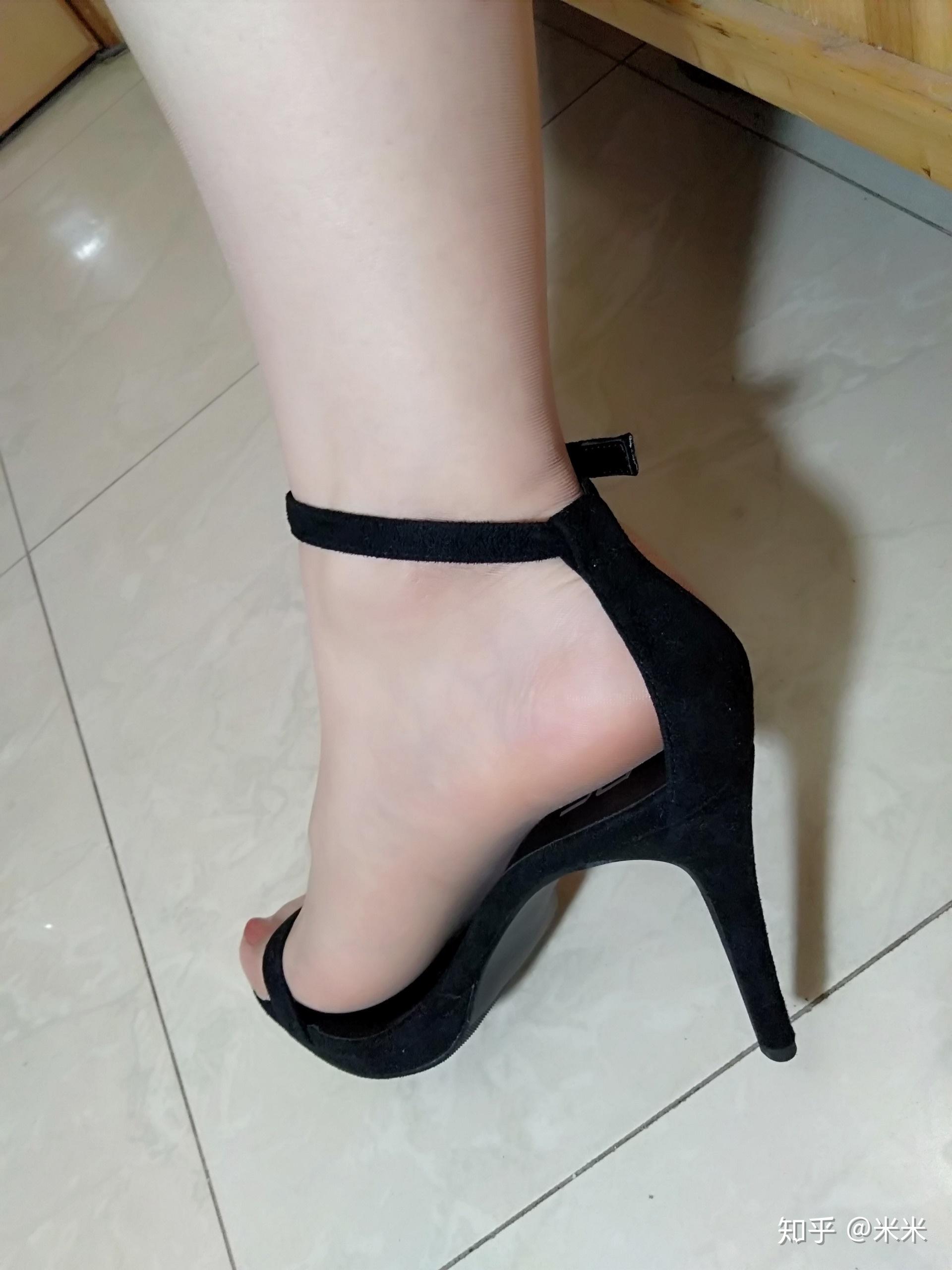 女生什么样的脚适合穿一字带高跟鞋