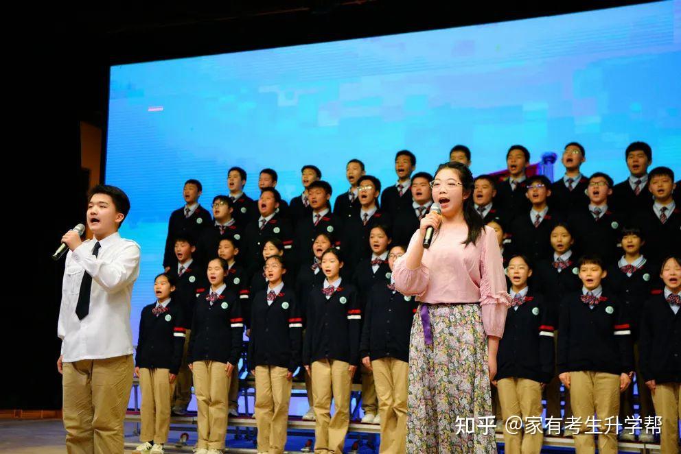 阅读点亮人生郑州26中举行八年级歌咏比赛和七年级经典诵读比赛活动