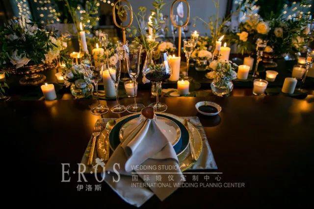 会议桌变身成为西式长桌,白绿色系的长条桌花清新淡雅,柔软的白纱装饰