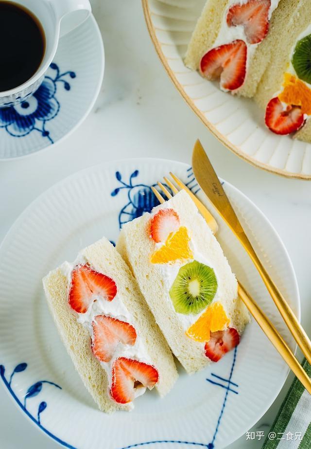 流行日本的水果三明治色彩艳丽鲜嫩多汁看着就很有食欲