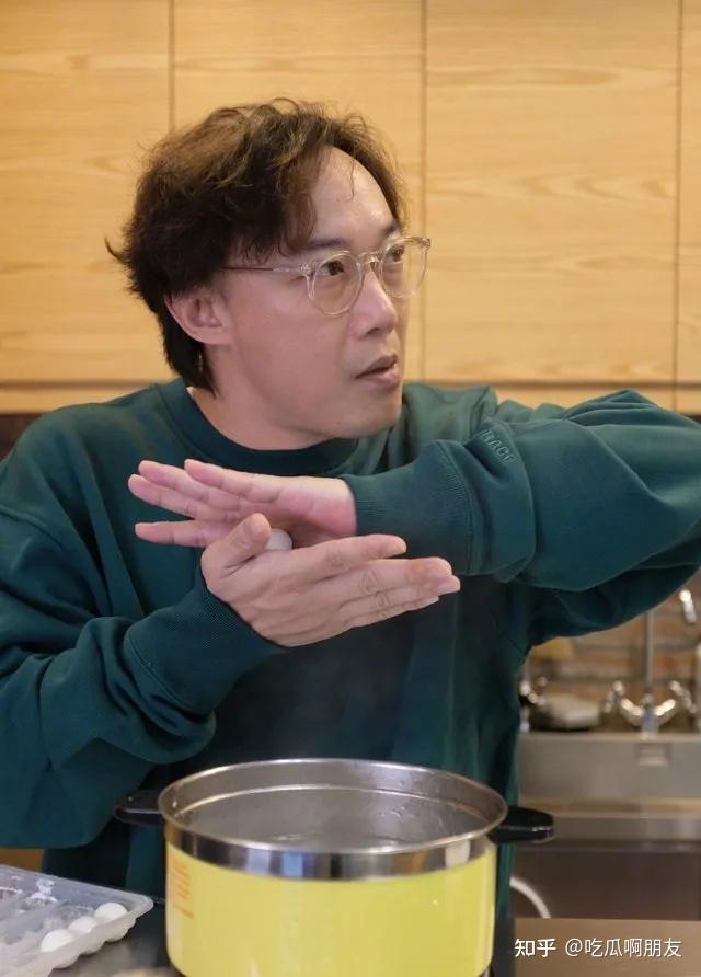 另外,有网民指eason女儿康堤因为新疆棉事件而嬲了他,但网民就笑指