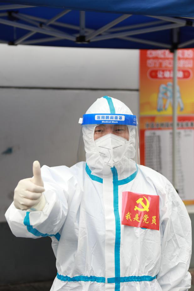 变身一线抗疫战士年轻的他们用青春和热血书写忠诚担当