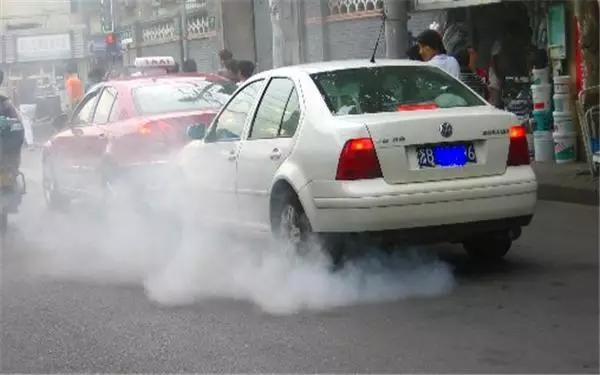 汽车排气管冒大量白烟车肯定有问题
