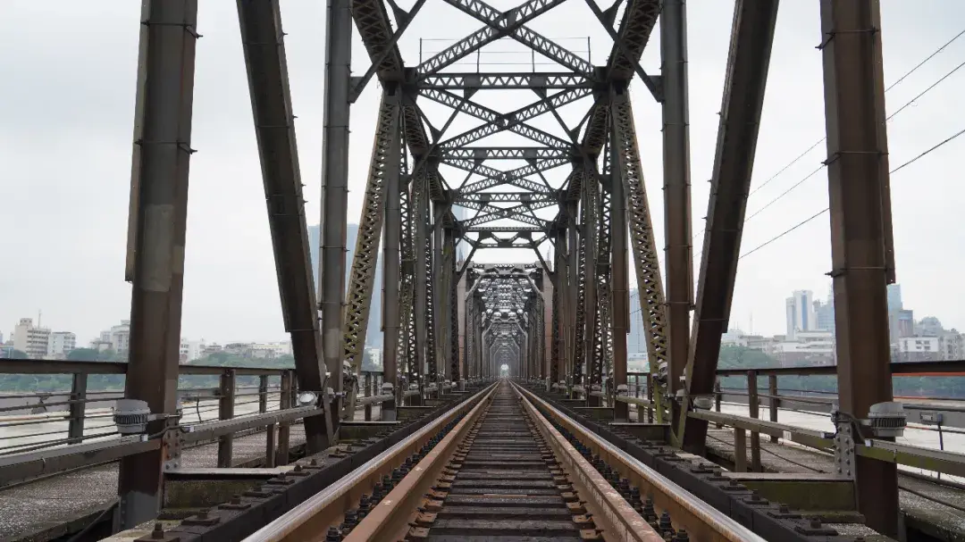 惊心动魄历经8次特大洪水广西这座80年老铁桥是如何守住的