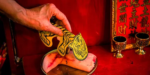 解密香港巫术"打小人"!这个地方在3月6日要被挤爆了