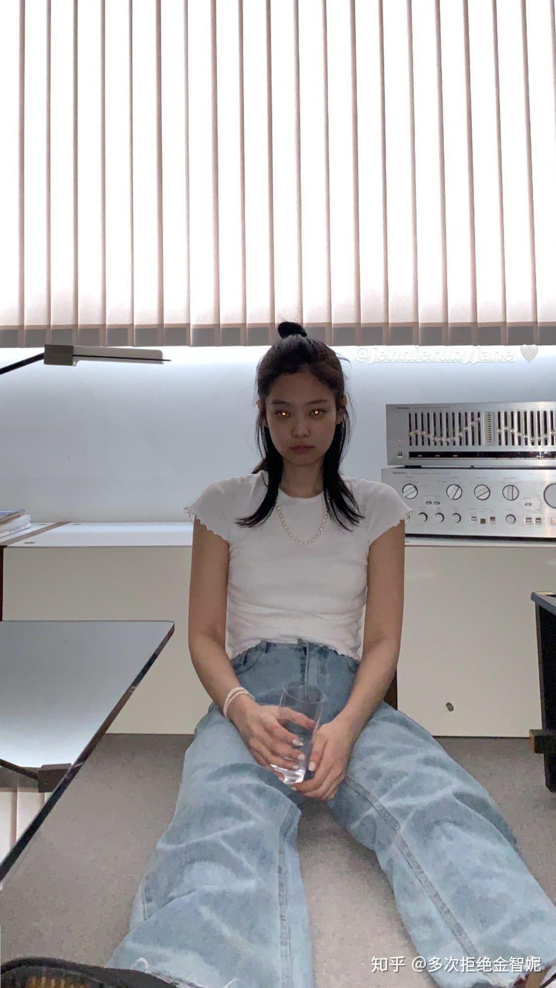 有没有jennie一身白色衣服的照片?