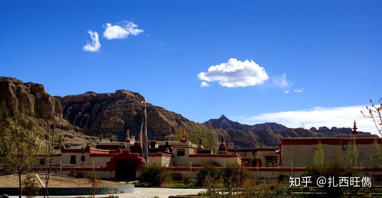 尼泊尔和本地的建筑特点,加上红墙白寺,在土黄色的扎达显得格外色彩