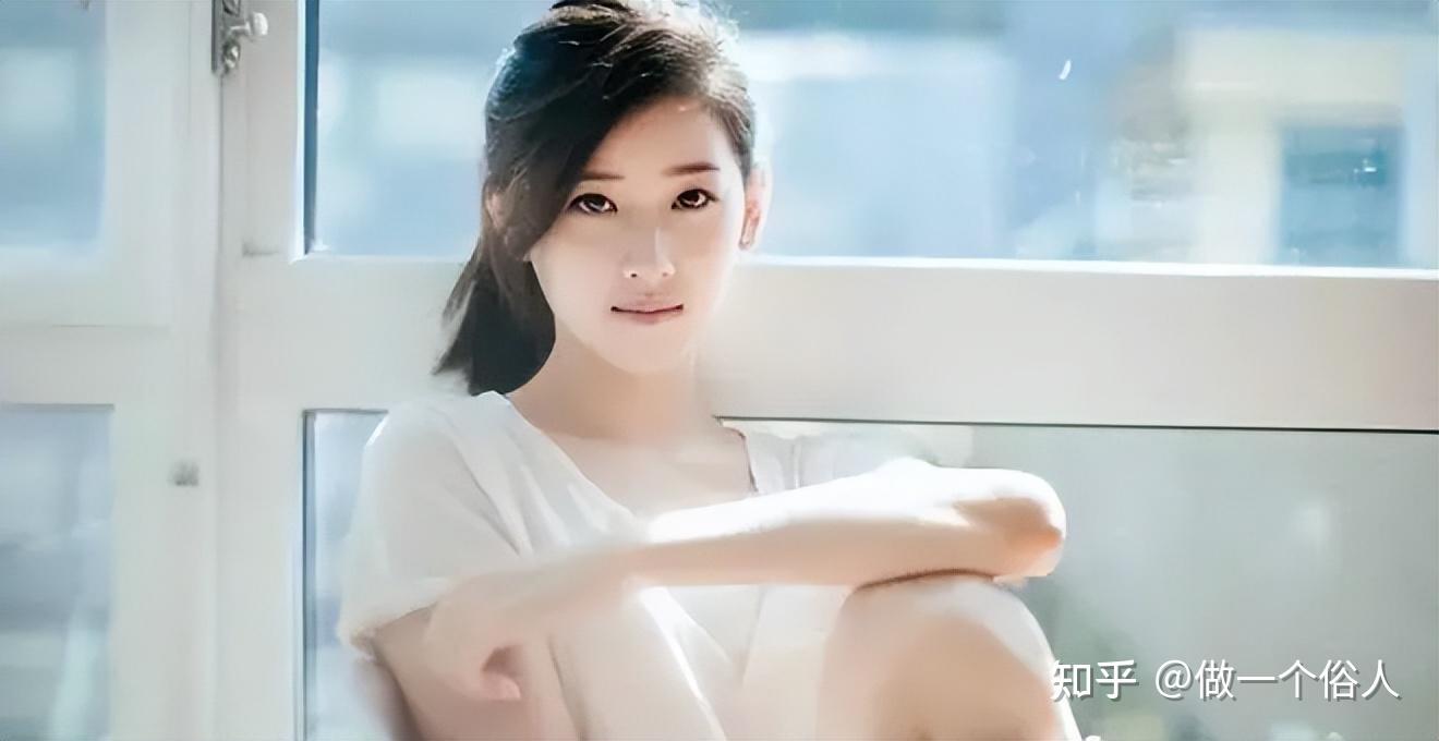 章泽天与马斯克同台,公开透露患有帕金森病,喝多了咖啡后手会抖 - 知