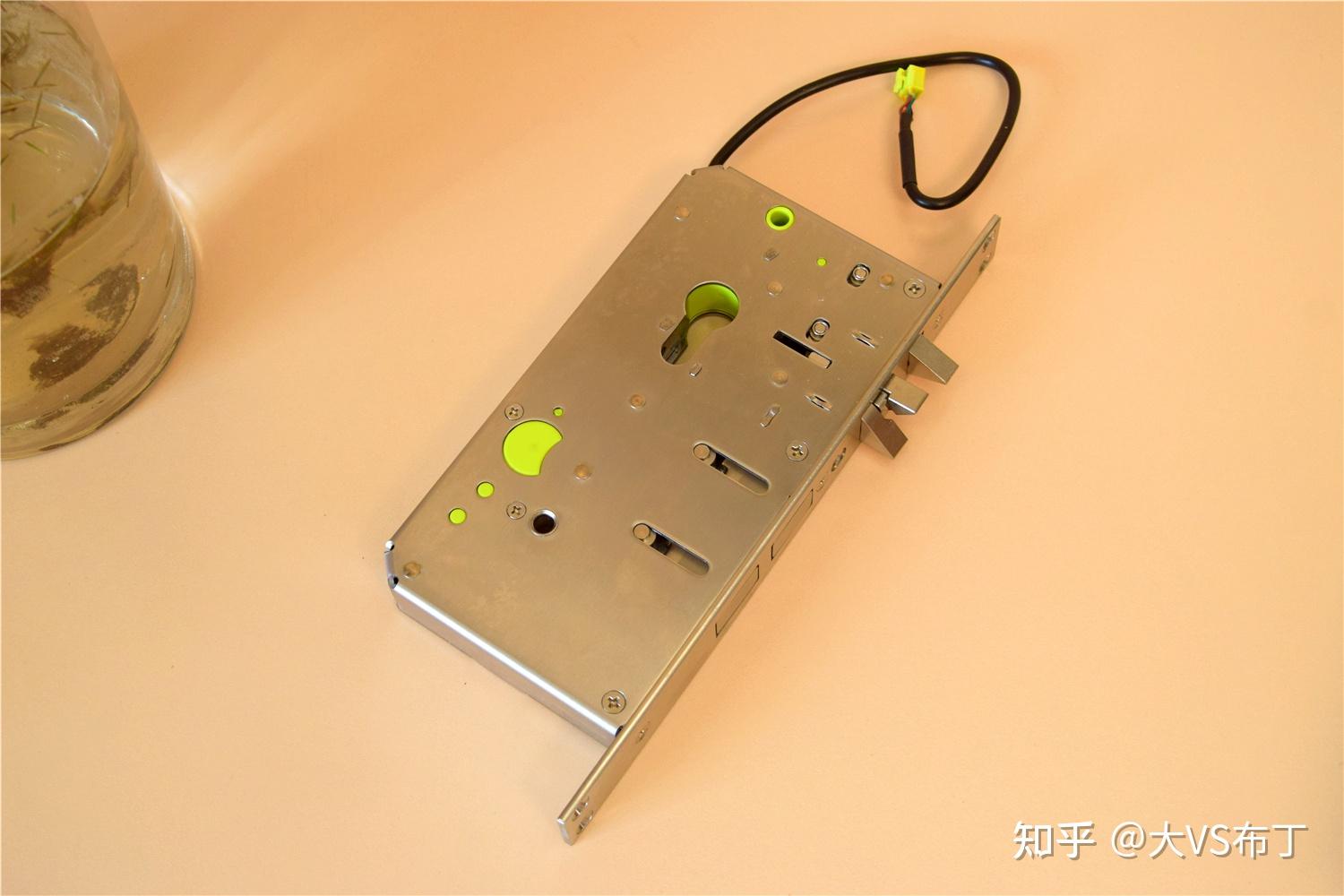 鹿客3d人脸智能锁s50f采用全自动电子锁体,日常开锁后只需轻轻推门