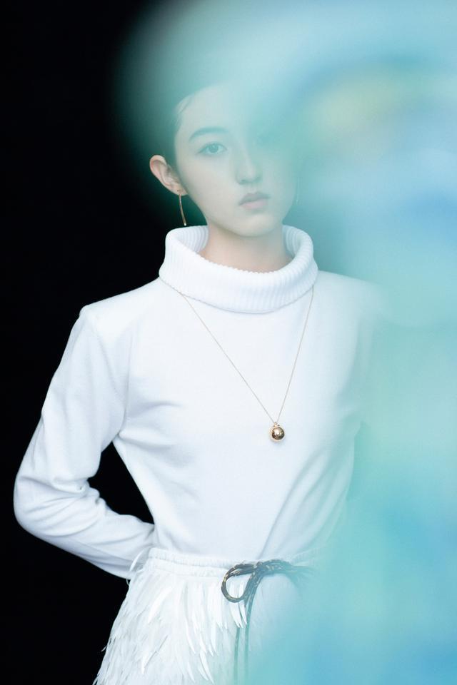 18岁张子枫美的太高调身穿白毛衣配羽毛裙这气质真是惊艳